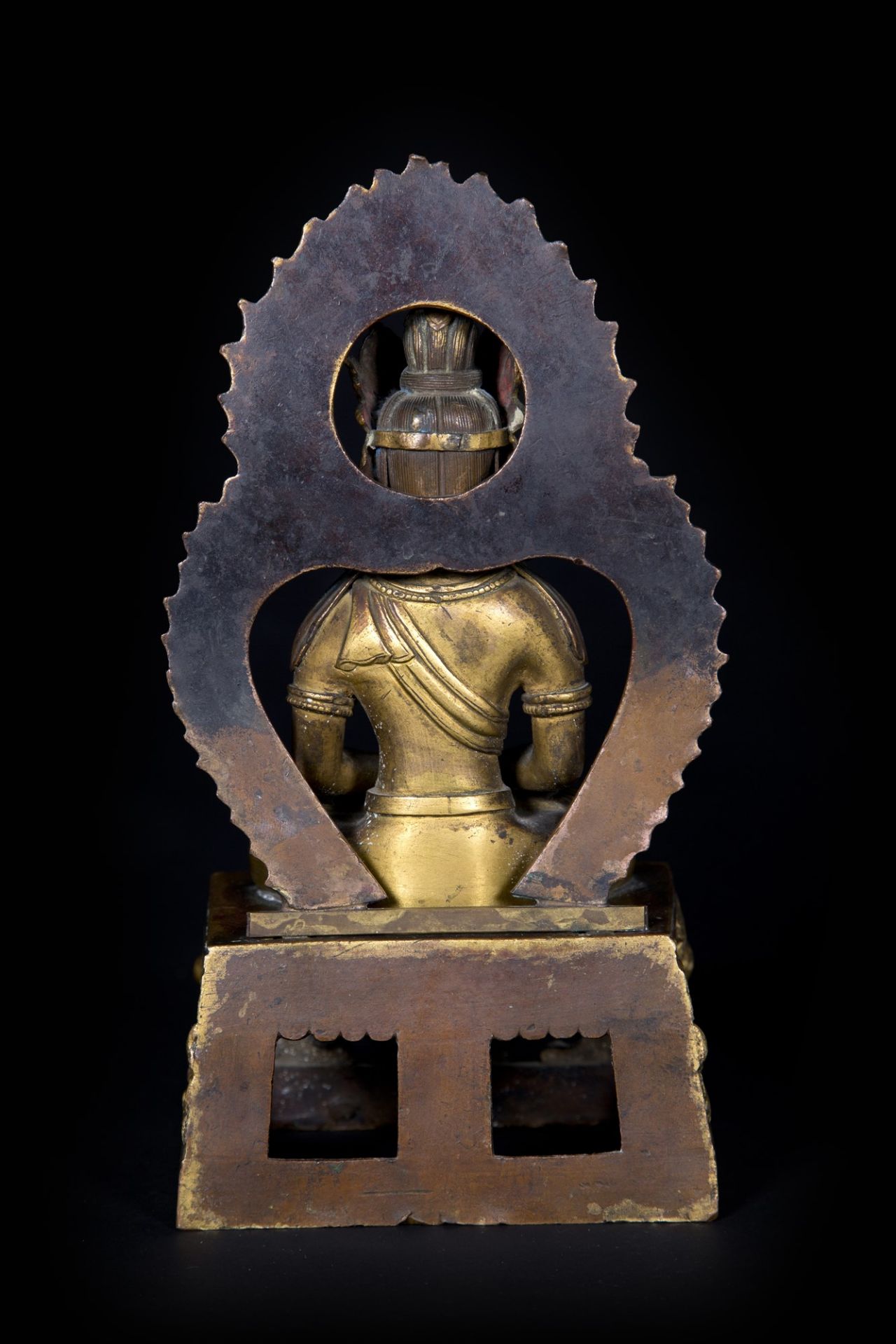 GILT-BRONZE FIGURE OF SEATED BUDDHA AMITAYUS WITH FLAME h. 21.5 cm - Bild 3 aus 4