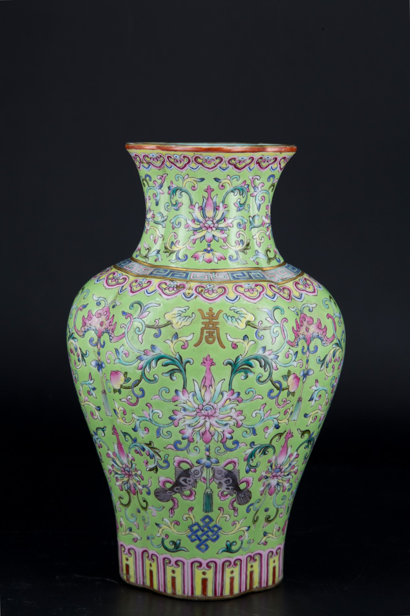 *PREMIUM: A RARE IMPERIAL LIME-GROUND FAMILLE ROSE QUATREFOIL VASE, HAITANGPING h. 23 cm - Image 14 of 16