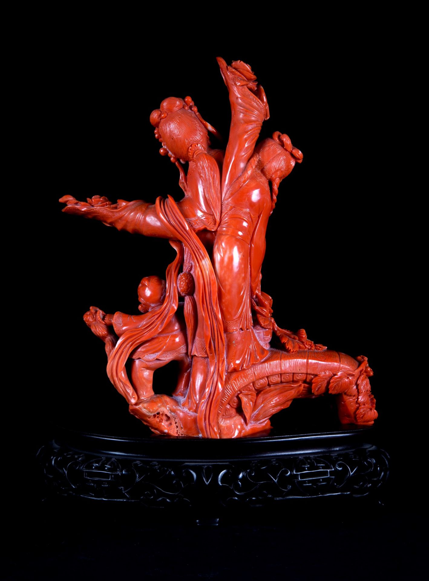 GROUP IN RED CORAL BEIJING WORKMANSHIP h. 24.5 cm  - Image 2 of 5