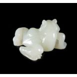 A WHITE JADE CARVED TOAD l. 5,8 cm