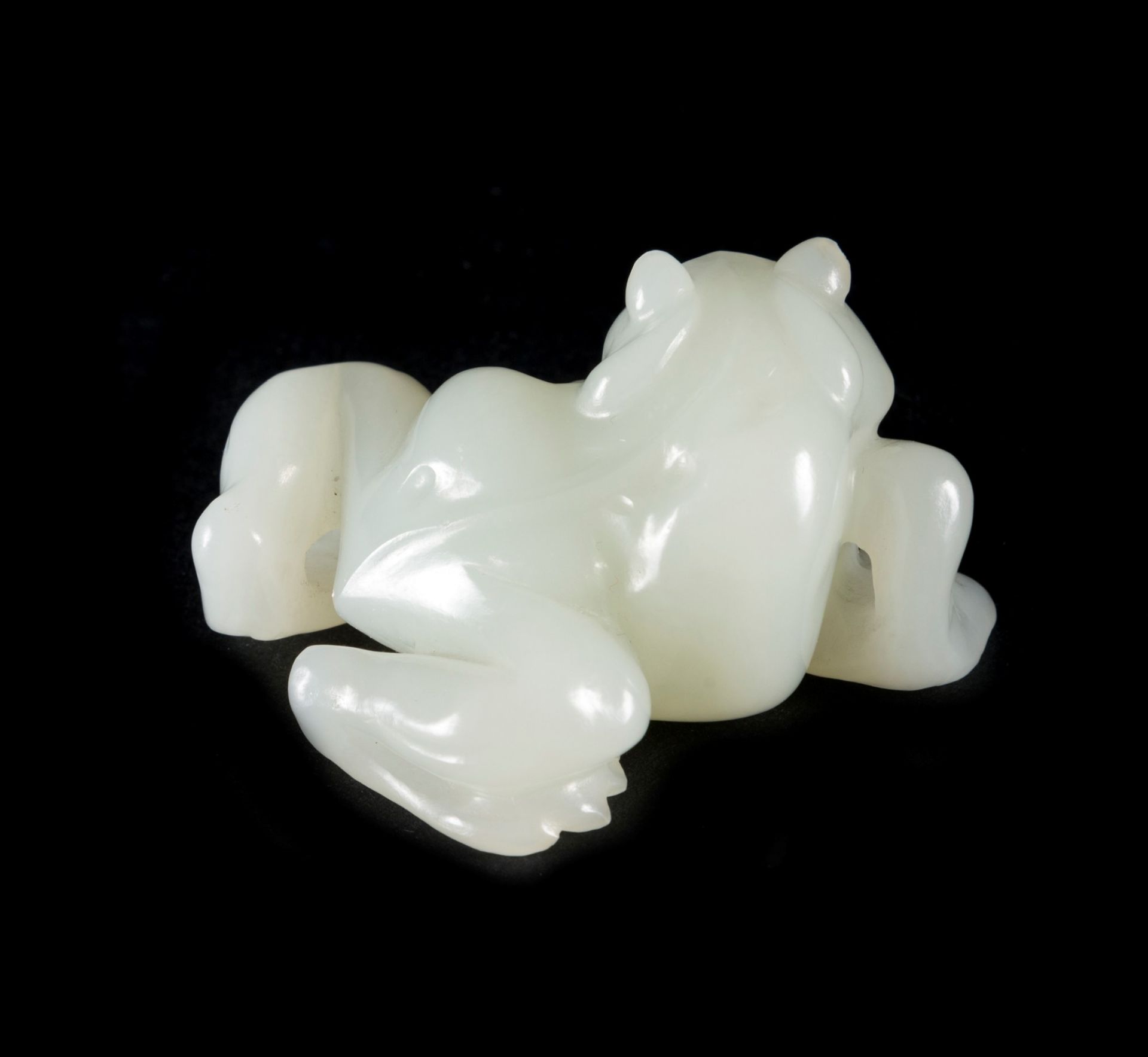 A WHITE JADE CARVED TOAD l. 5,8 cm