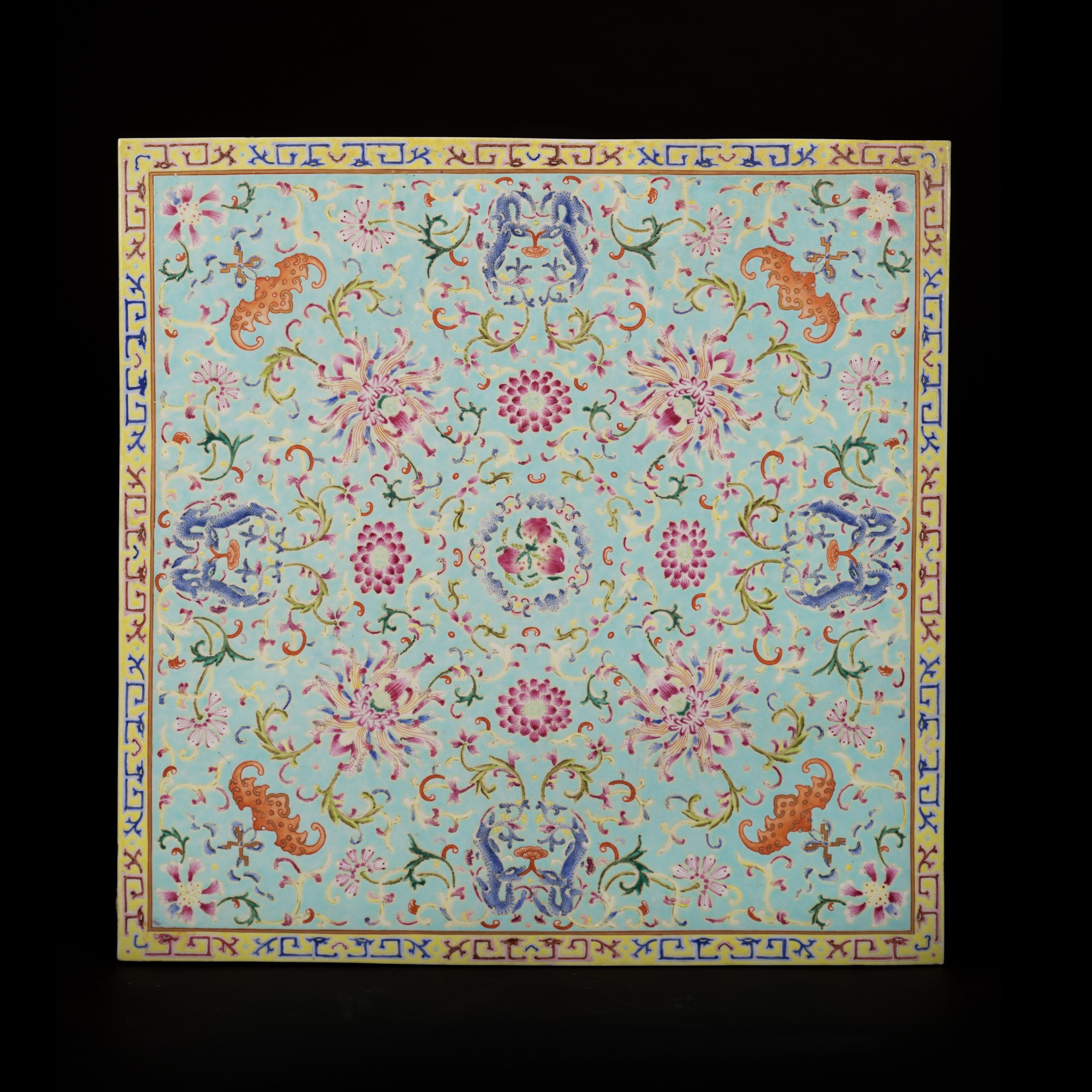 TURQUOISE-GROUND FAMILLE ROSE PORCELAIN PLAQUE h. 42,7 cn x l. 42,7 cm