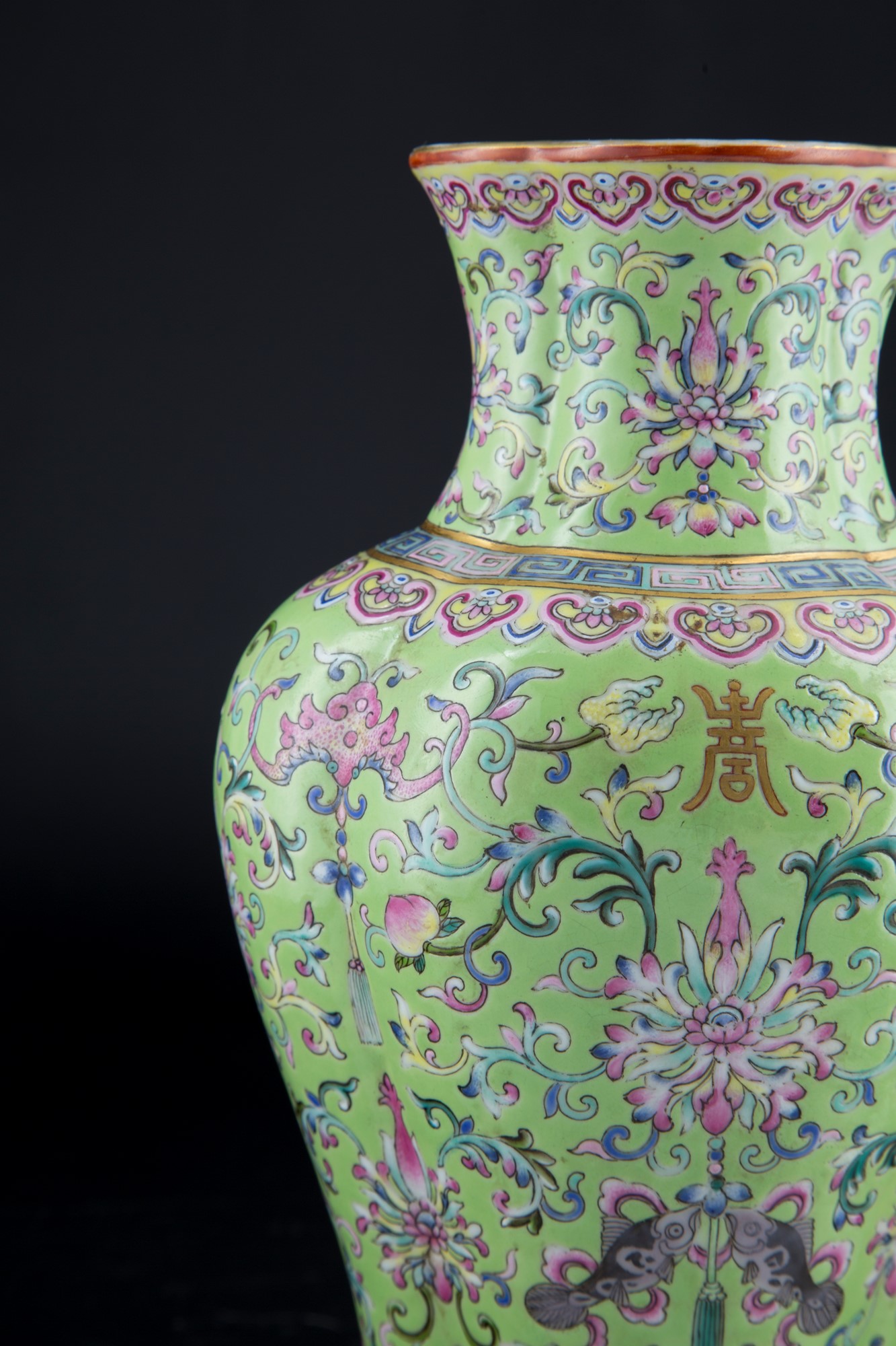 *PREMIUM: A RARE IMPERIAL LIME-GROUND FAMILLE ROSE QUATREFOIL VASE, HAITANGPING h. 23 cm - Image 13 of 16