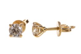 A PAIR OF DIAMOND STUD EARRINGS