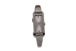 A LADY'S GUCCI STAINLESS STEEL QUARTZ WRIST WATCH