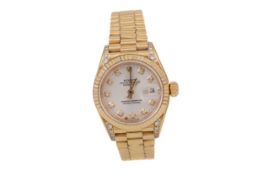 A LADY'S ROLEX OYSTER PERPETUAL DATEJUST EIGHTEEN CARAT GOLD AUTOMATIC WRIST WATCH