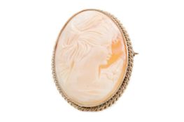 A GOLD CAMEO BROOCH