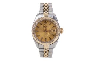 A LADY'S ROLEX OYSTER PERPETUAL DATE STAINLESS STEEL BICOLOUR AUTOMATIC WRIST WATCH