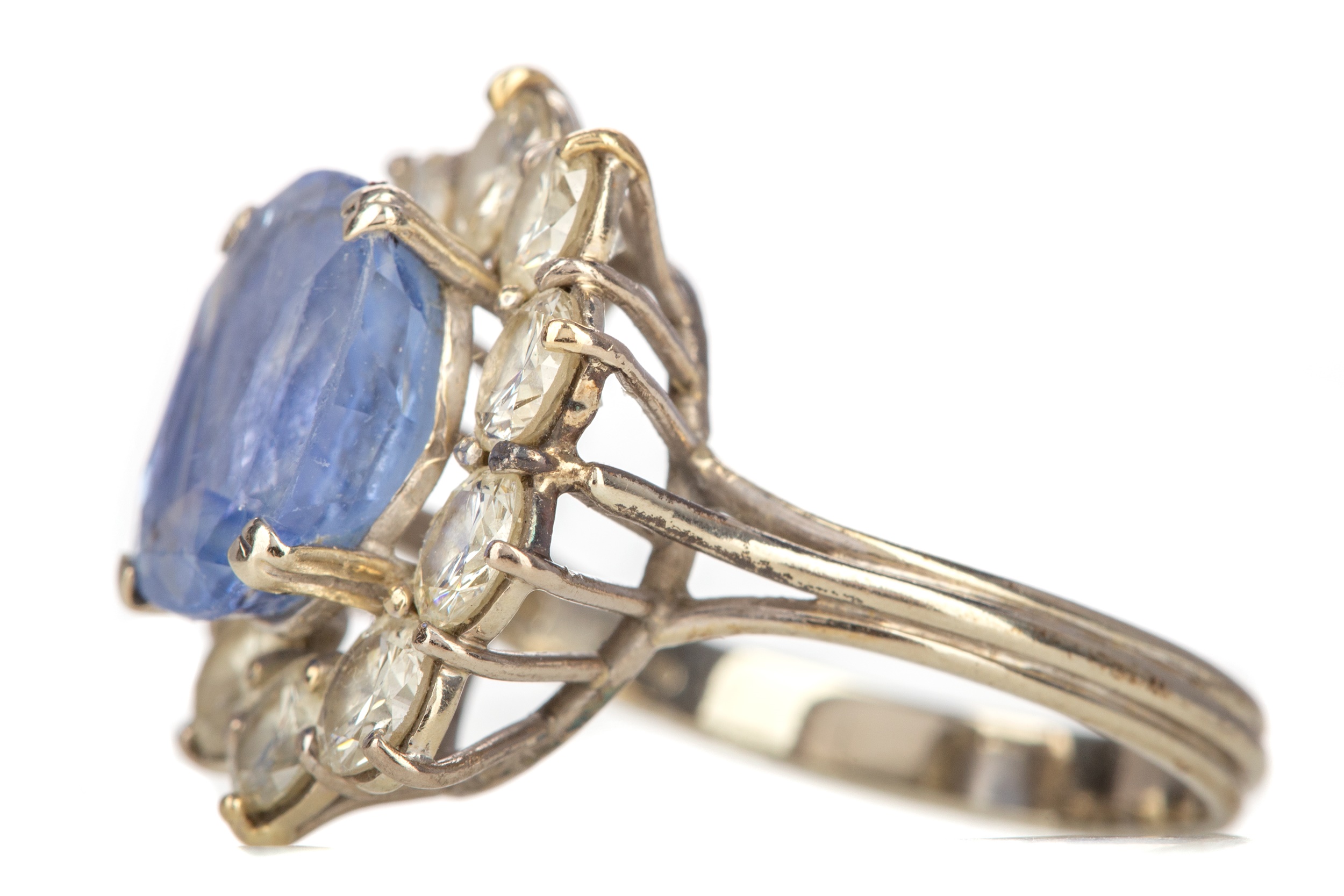 A SAPPHIRE AND DIAMOND RING - Image 2 of 2