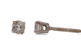 A PAIR OF DIAMOND STUD EARRINGS