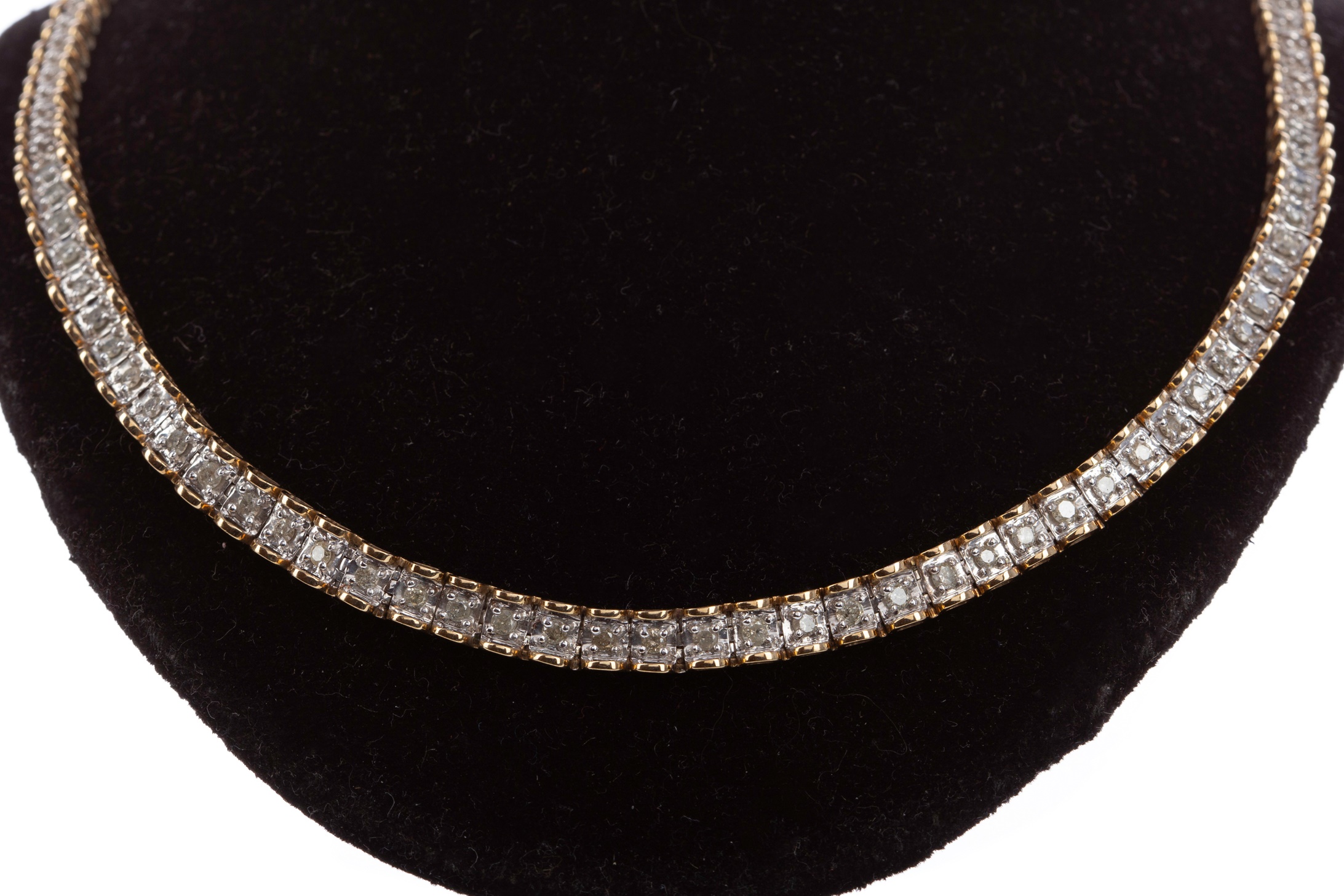 A BICOLOUR DIAMOND NECKLET