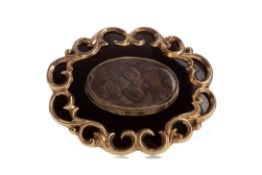 A VICTORIAN MOURNING BROOCH