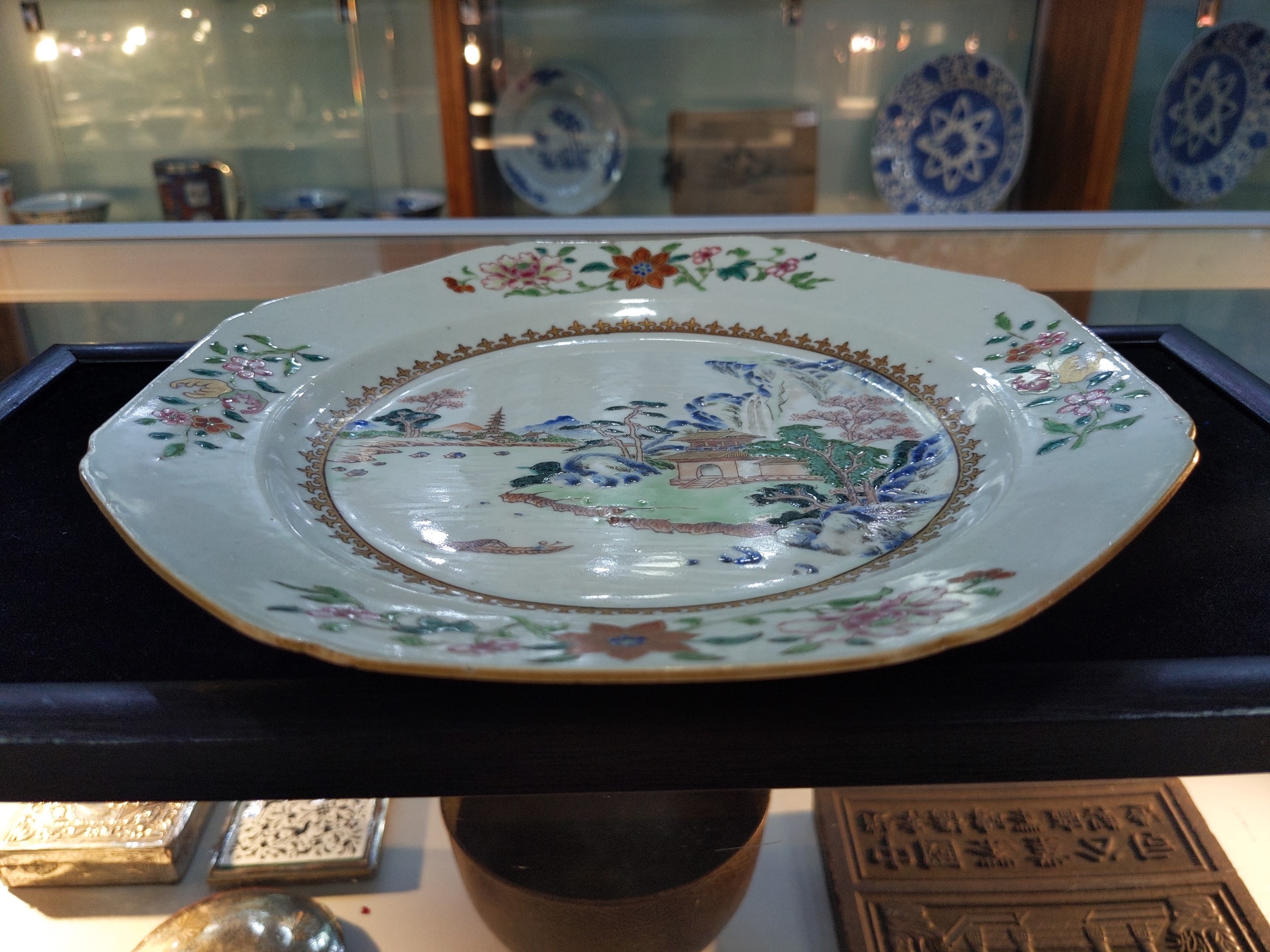 AN 18TH CENTURY CHINESE OCTAGONAL DISH - Image 7 of 10