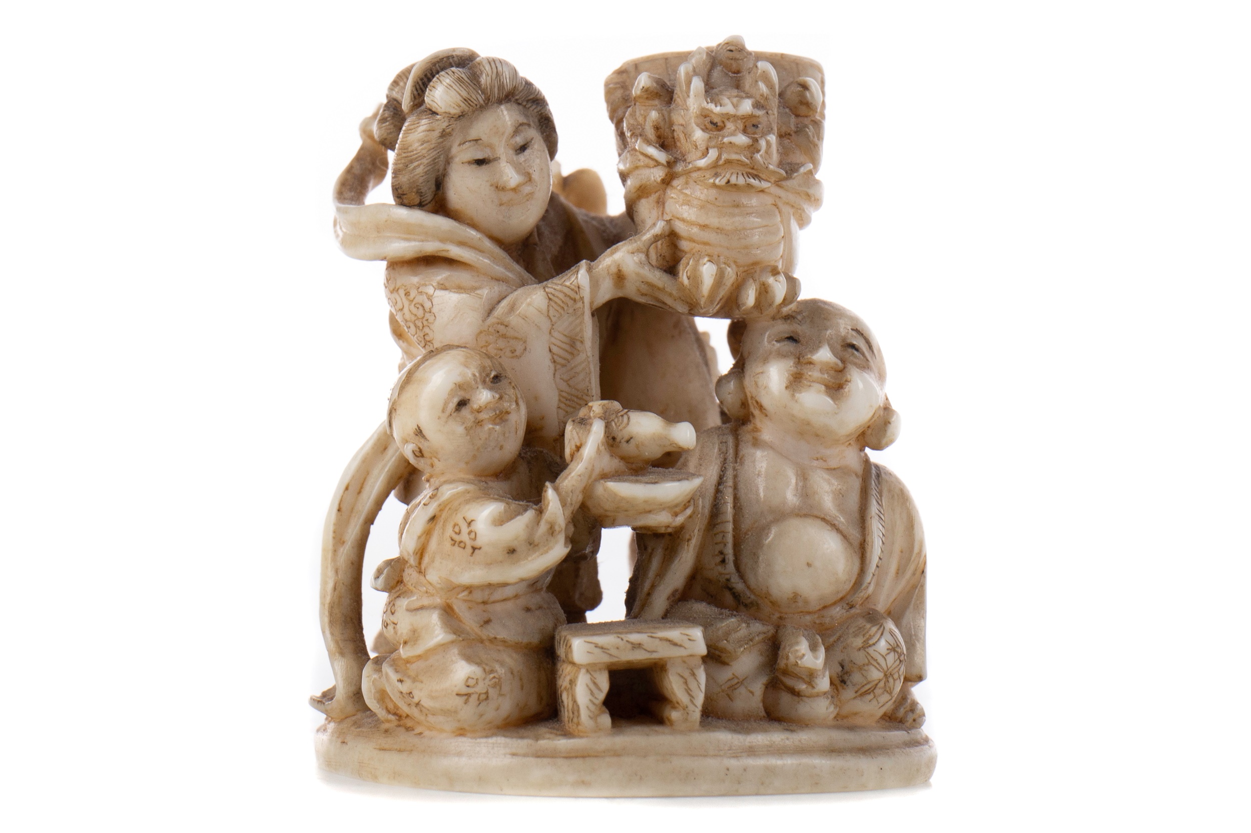 A JAPANESE IVORY NETSUKE