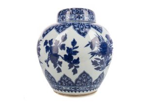 A LATE 19TH/EARLY 20TH CENTURY CHINESE BLUE AND WHITE GINGER JAR