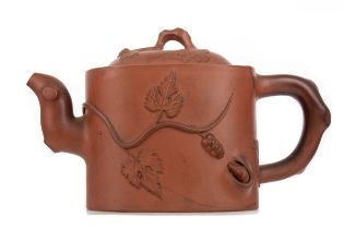 A 20TH CENTURY CHINESE YIXING TEAPOT