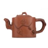 A 20TH CENTURY CHINESE YIXING TEAPOT