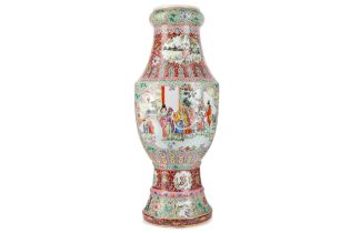 A LARGE 20TH CENTURY CHINESE FAMILLE ROSE VASE