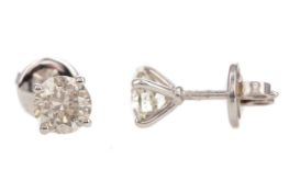 A PAIR OF DIAMOND STUD EARRING