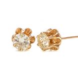 A PAIR OF DIAMOND STUD EARRINGS