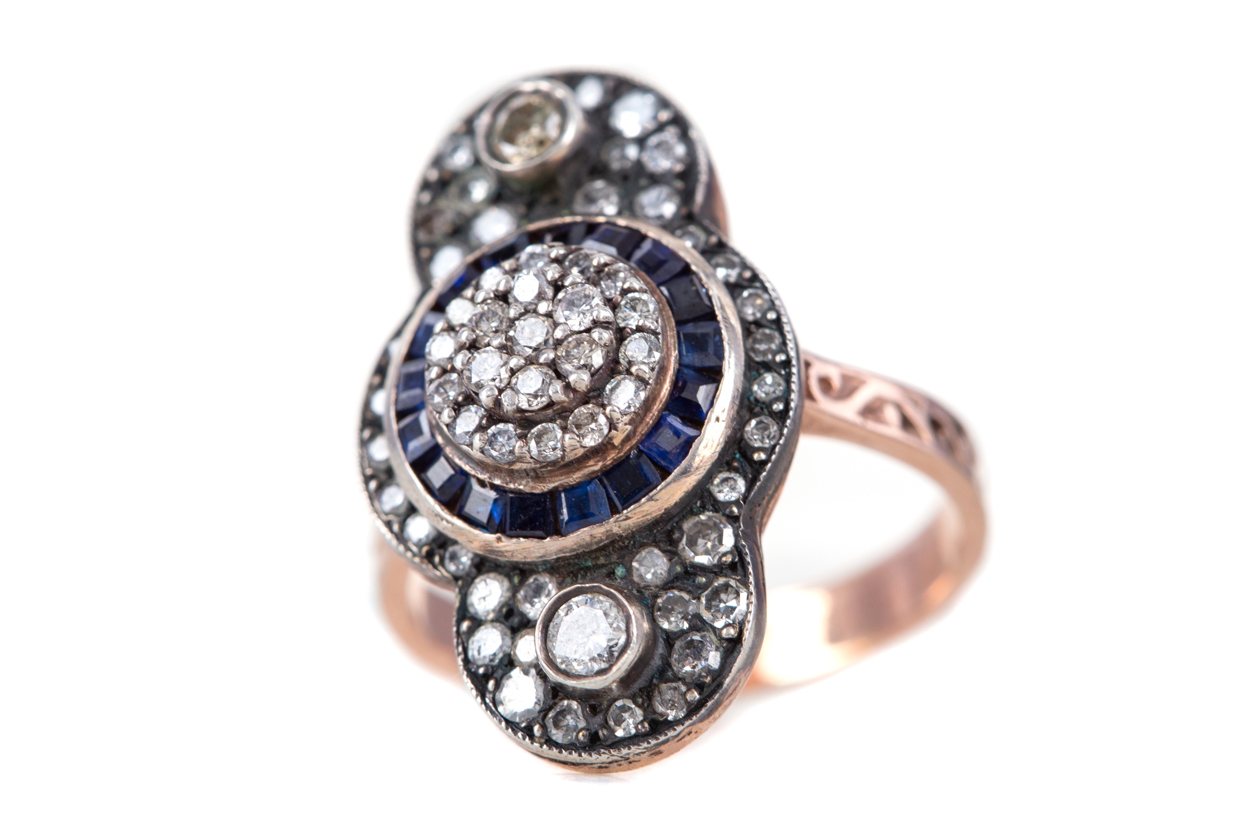 A SAPPHIRE AND DIAMOND RING