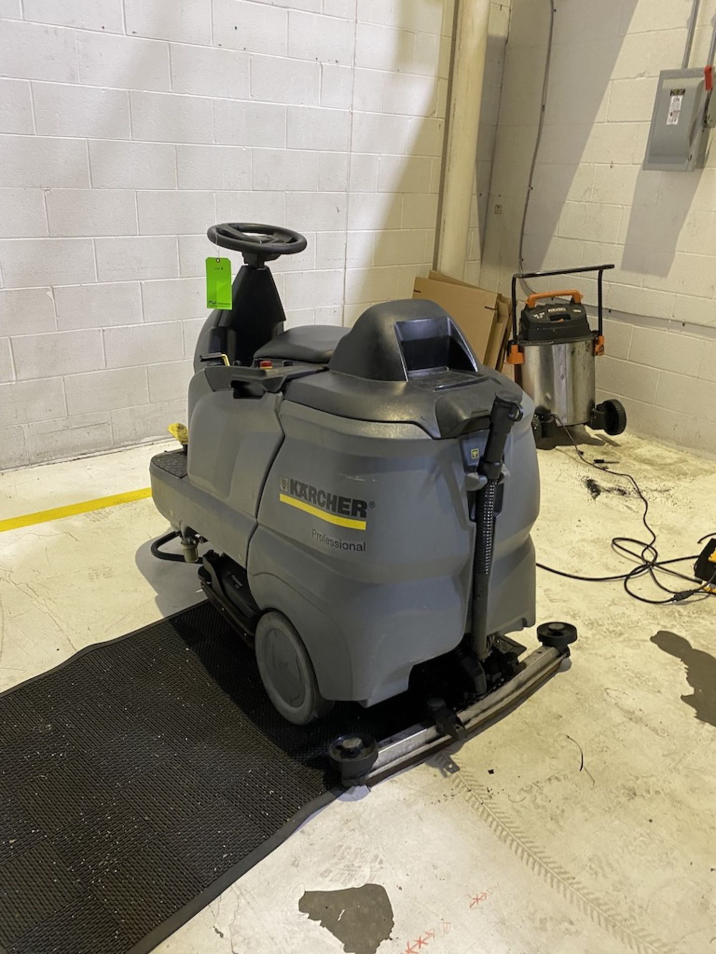 Karcher Ride-On Floor Scrubber with Charger - Image 3 of 5