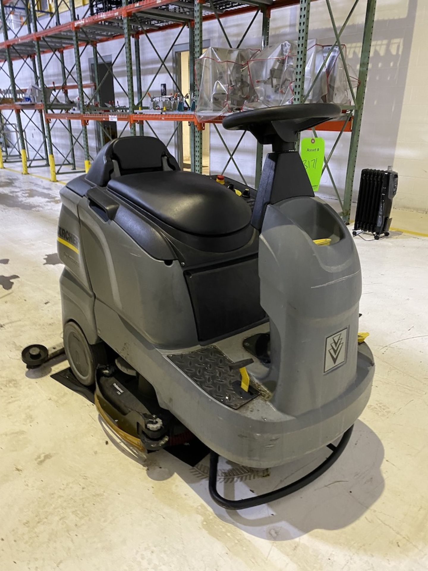 Karcher Ride-On Floor Scrubber with Charger - Image 4 of 5