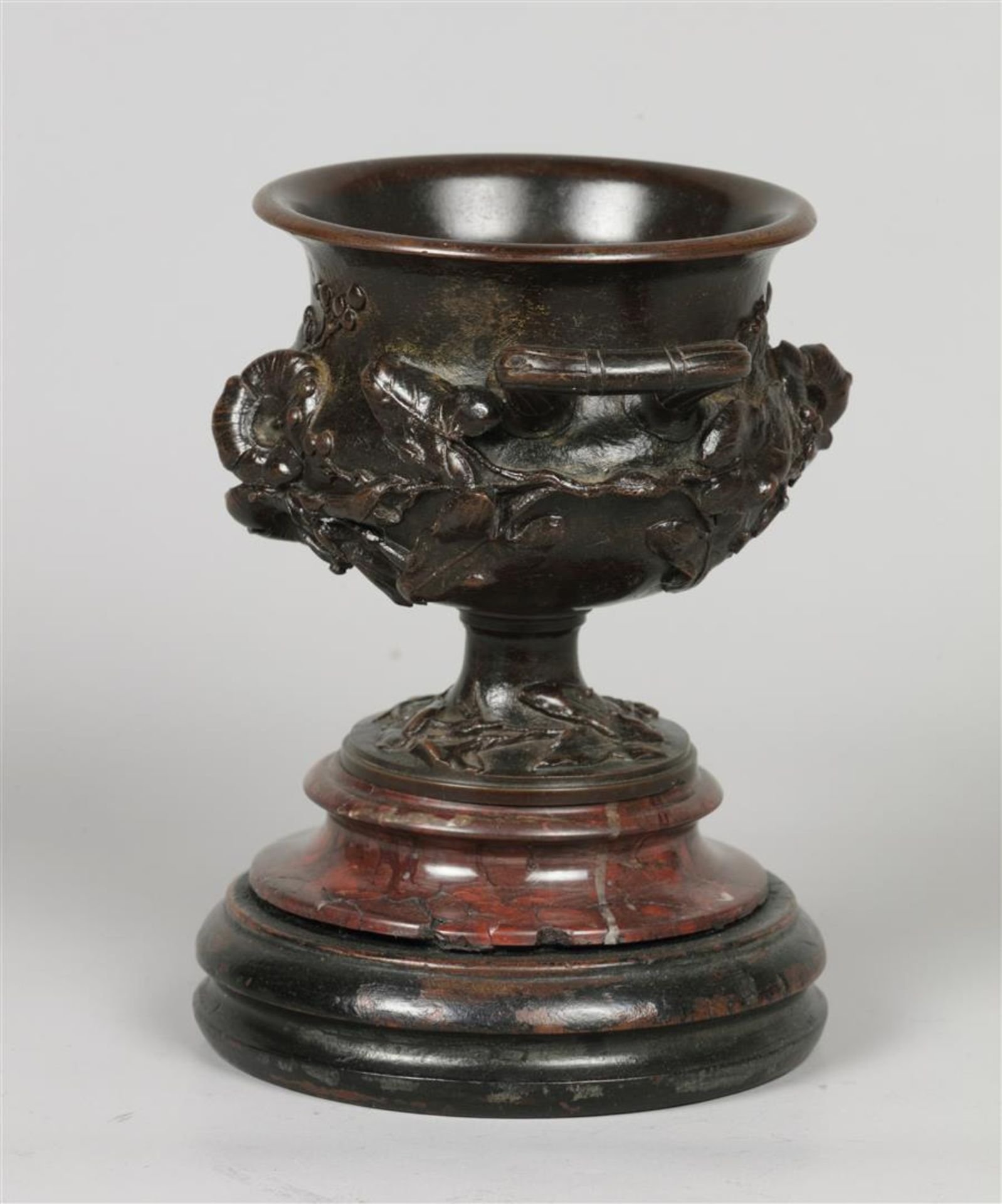 A cast bronze casolette on a marble base. ca. 1880.
H.: 19  - Bild 2 aus 3