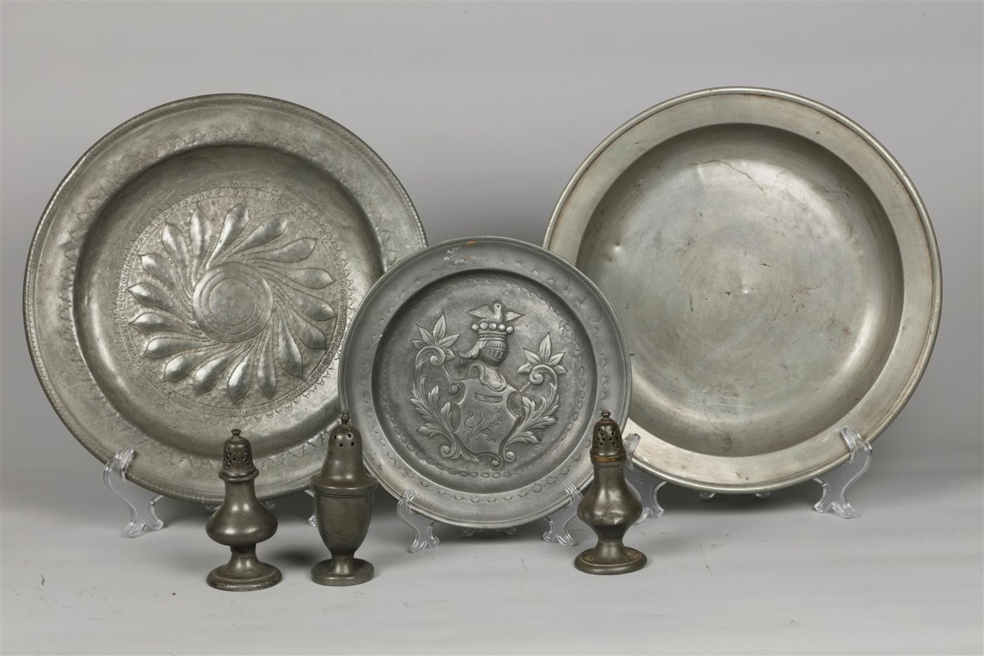 A lot of various tin consisting of dishes and spreaders. 18