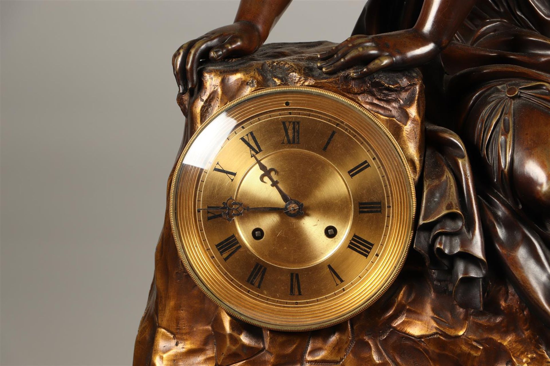 A large mantel clock in a bronze case depicting a young bea - Bild 2 aus 8