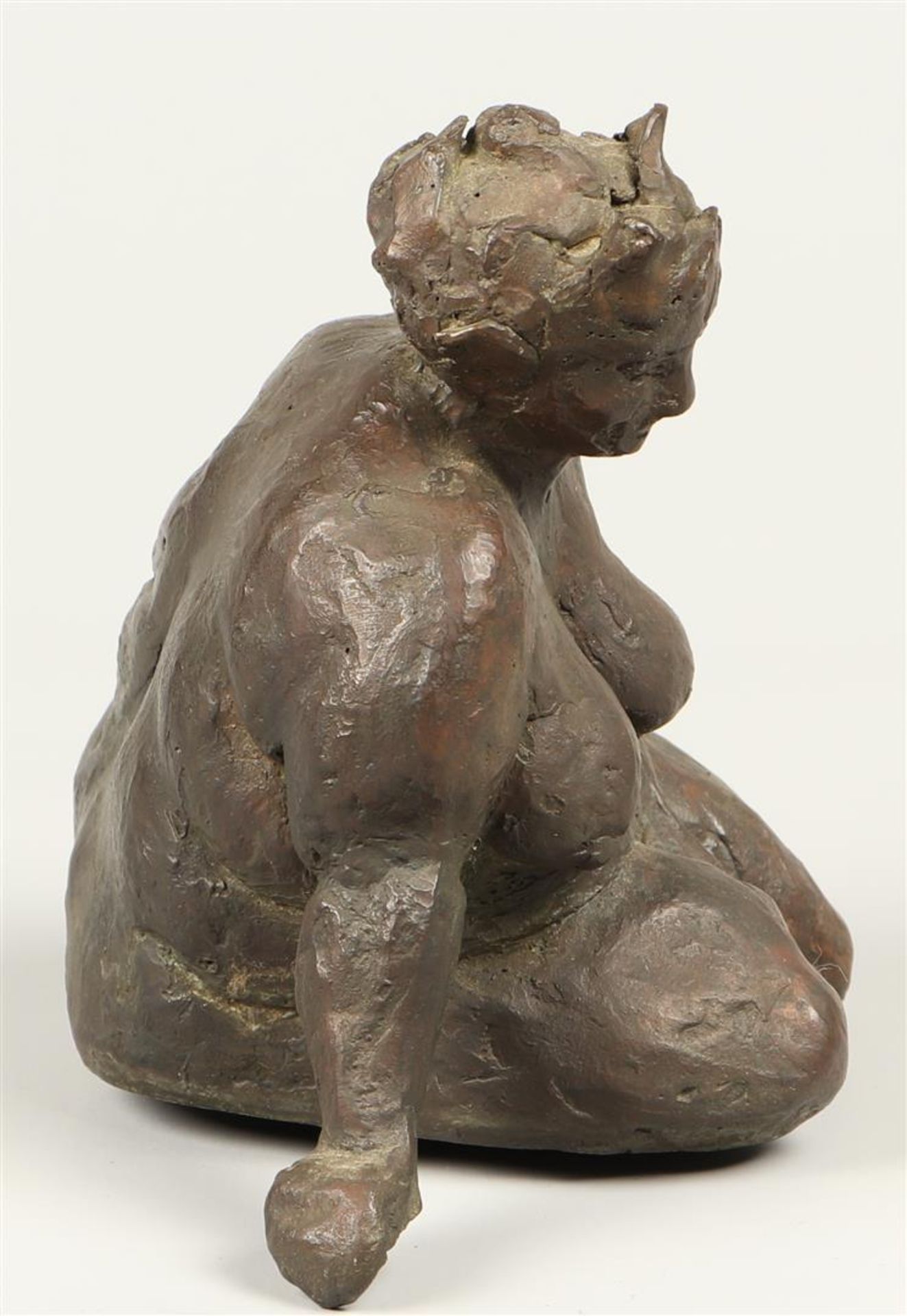 Ineke Kelbling, 20th century. A seated nude. bronze.
H.: 14 - Bild 3 aus 3