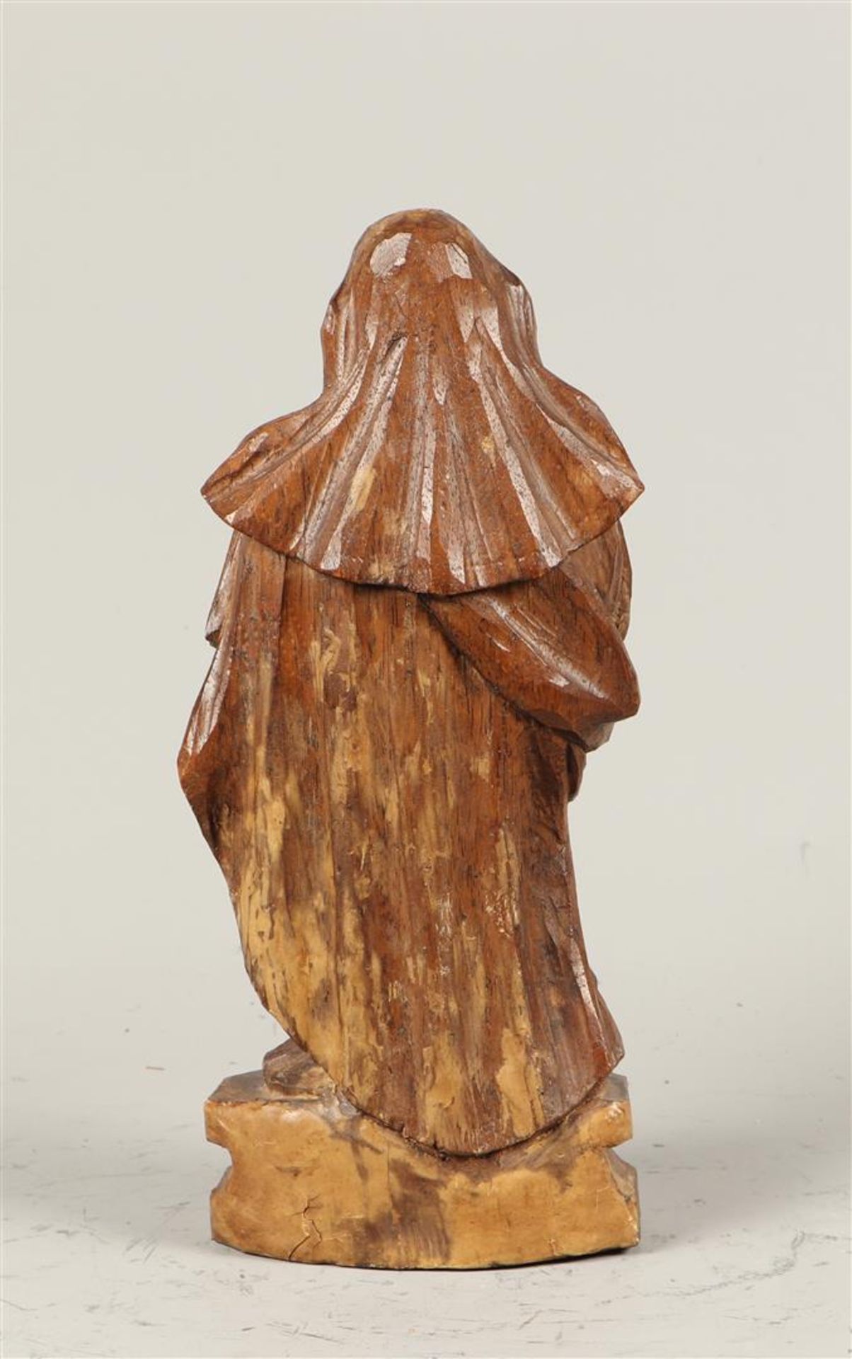 A statue of Saint Veronica, probably Spanish, 17th century. - Bild 3 aus 4