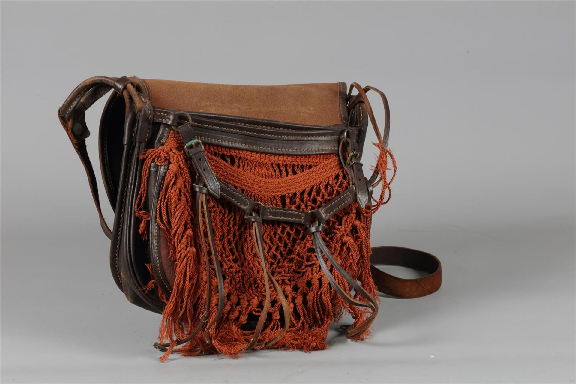 A vintage leather cartridge bag, 1970s.