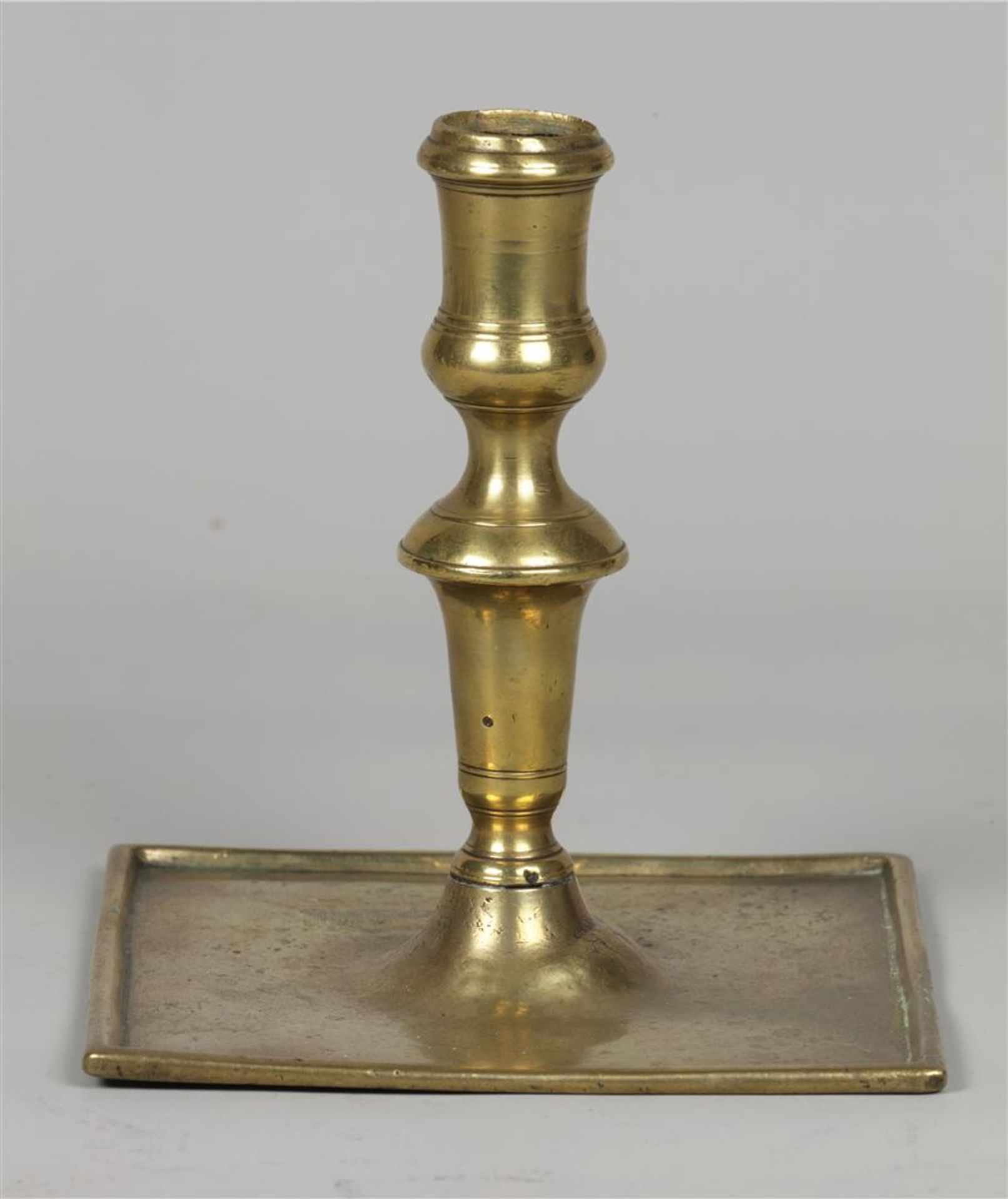 A bronze candlestick. Spain, 18th century.
H.: 14 cm.