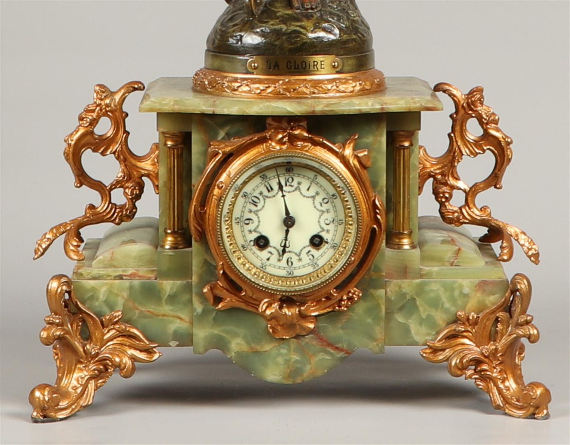 A green marble mantel clock with zamac sculpture "la Gloire - Bild 2 aus 2