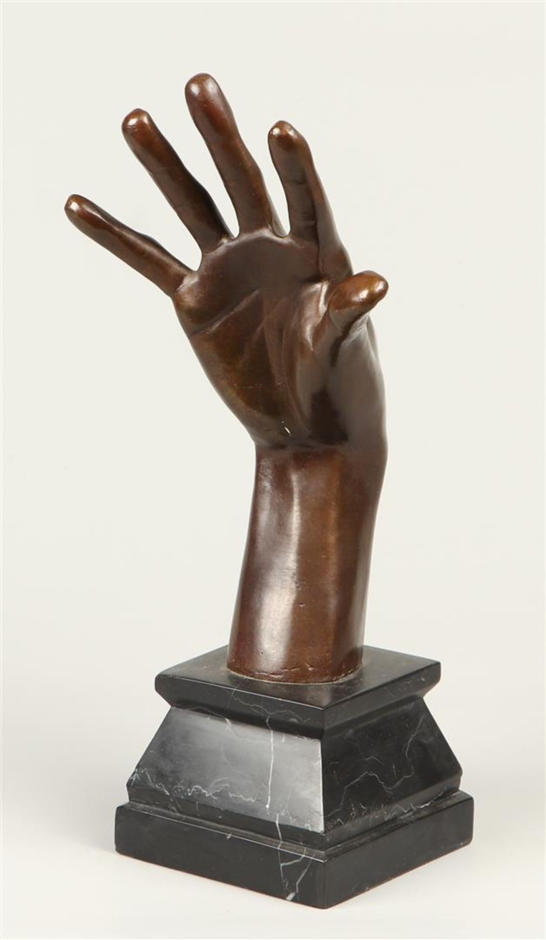 A surrealist bronze of a hand with a face. 2nd half of the  - Bild 3 aus 4