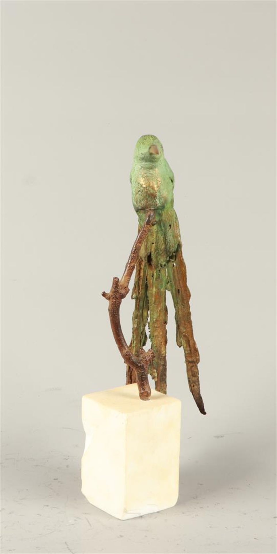 A patinated bronze of a long-tailed hummingbird sitting on  - Bild 3 aus 3