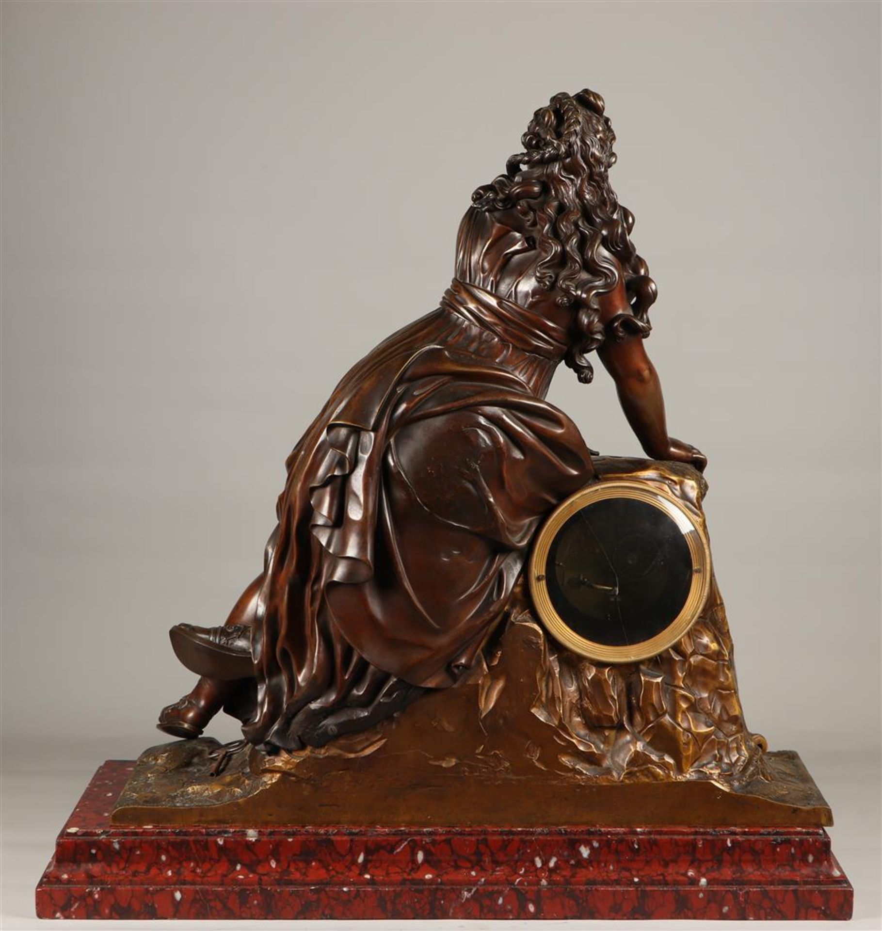 A large mantel clock in a bronze case depicting a young bea - Bild 6 aus 8