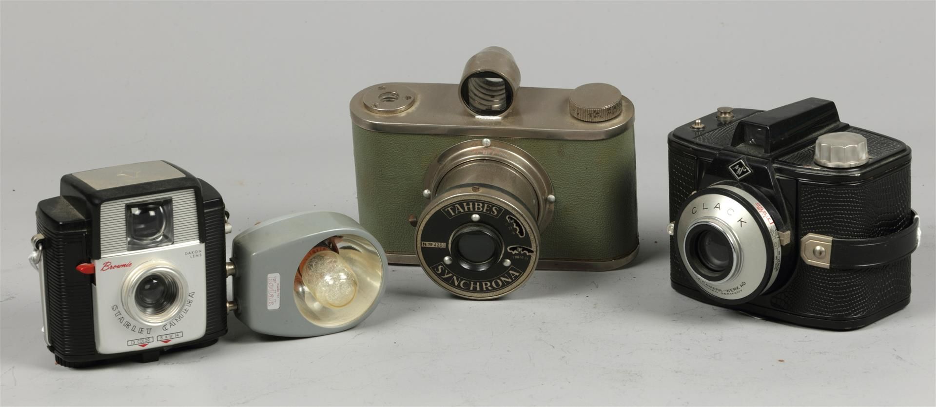 A lot consisting of: An AGFA clack, a tahbes synchro camera