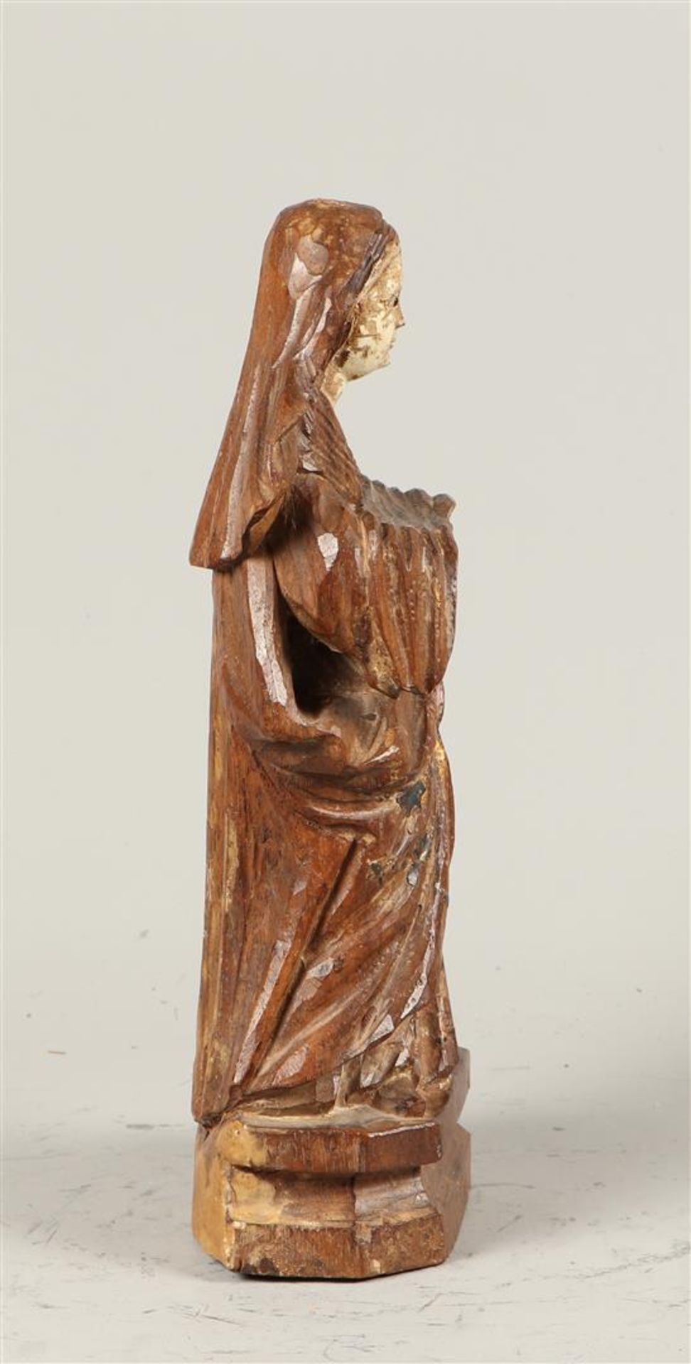 A statue of Saint Veronica, probably Spanish, 17th century. - Bild 4 aus 4