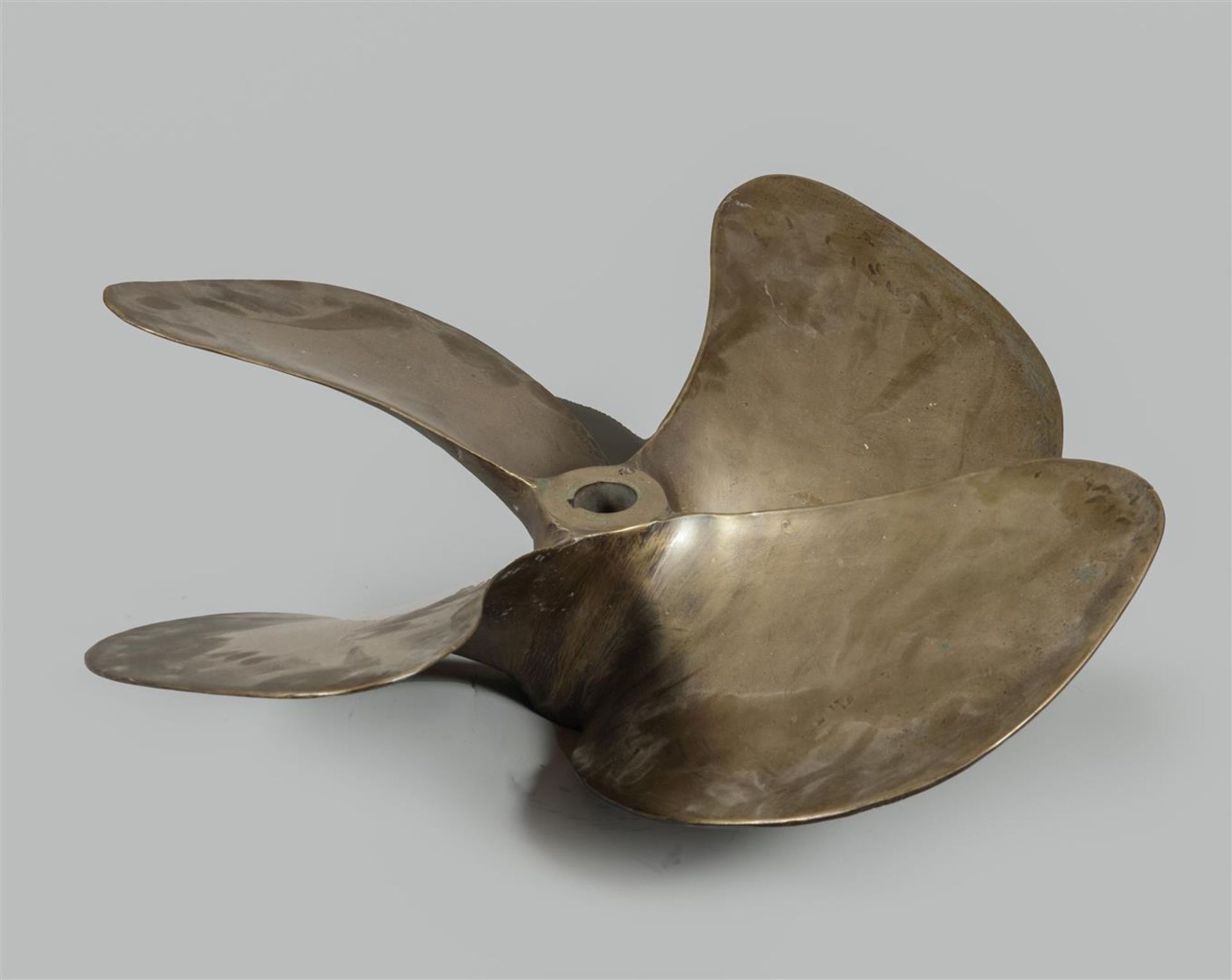 A large 4 blade brass ship propeller.
Diam.: 71 cm.