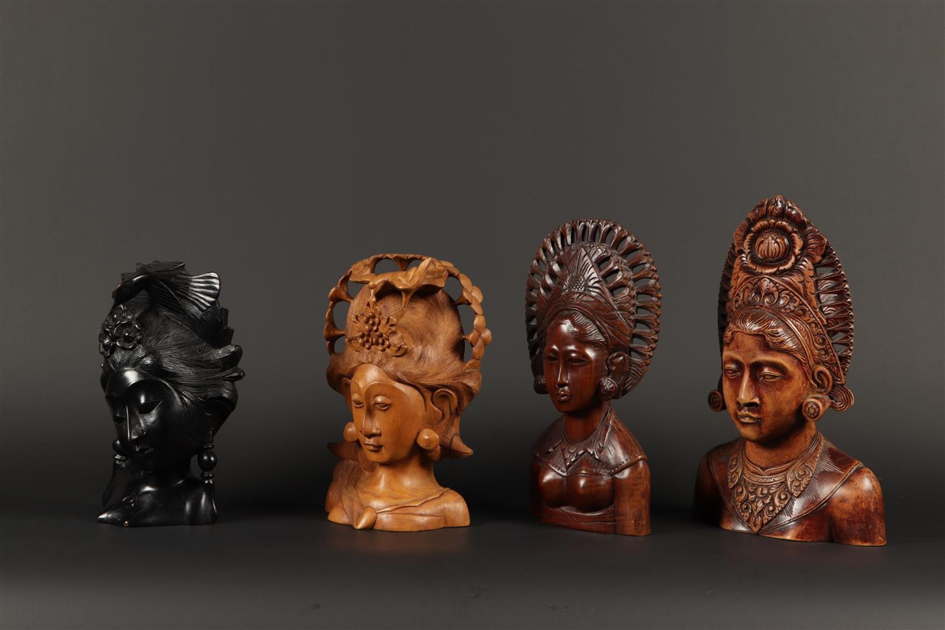 A lot of wooden busts. Bali, 20th century.
H.: 26 cm.