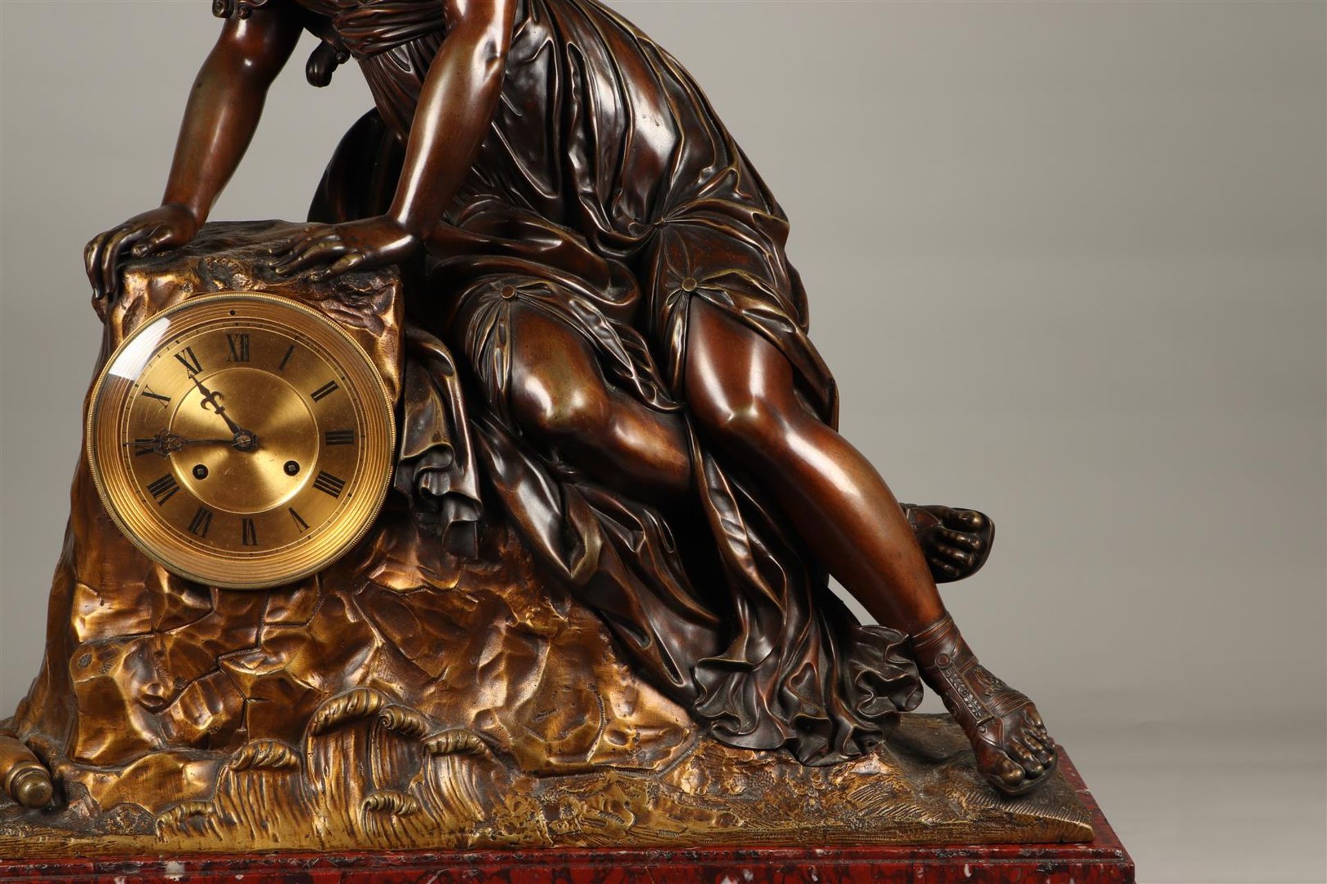 A large mantel clock in a bronze case depicting a young bea - Bild 5 aus 8
