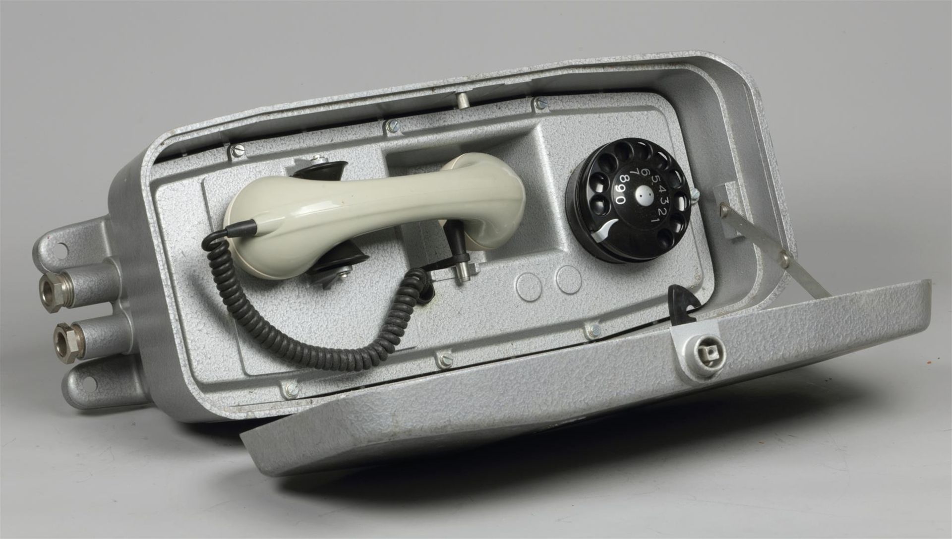 An Ericsson railway telephone, mid 20th century.
H.:51 cm. - Bild 2 aus 2