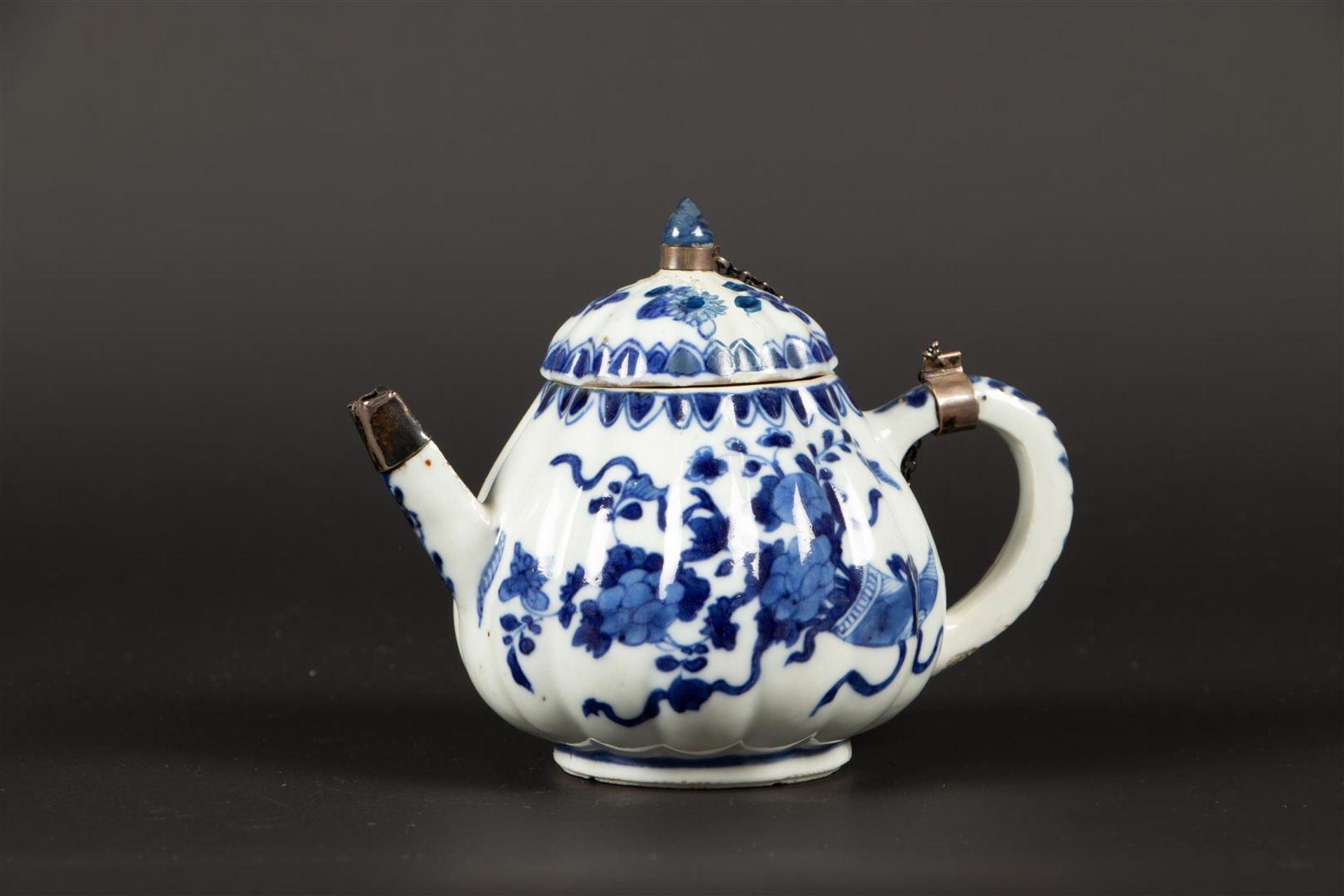 A porcelain ribbed teapot with floral decor, with silver mo - Bild 3 aus 6