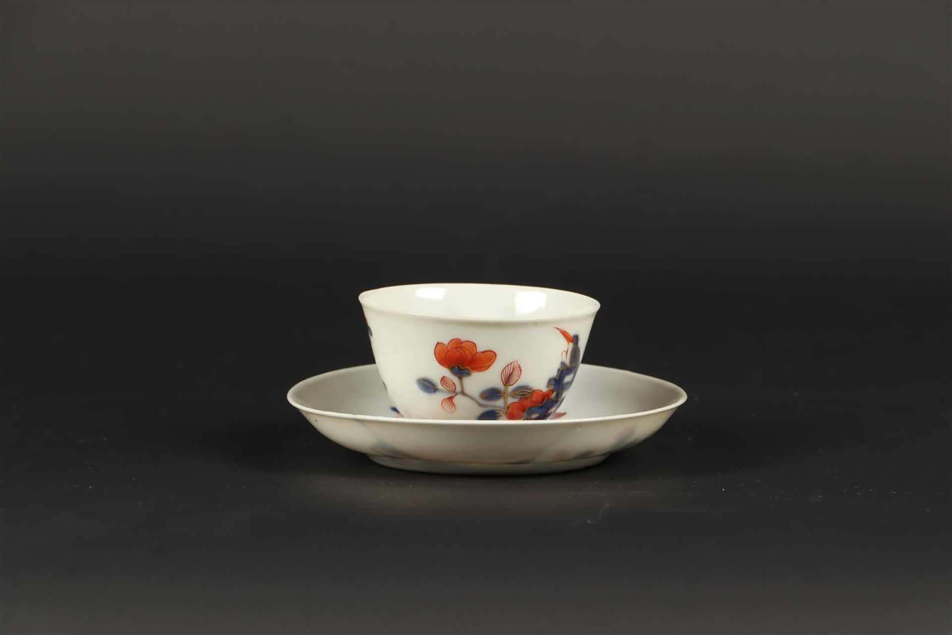 A porcelain cup and saucer with Imari decor. China, 18th ce - Bild 2 aus 4