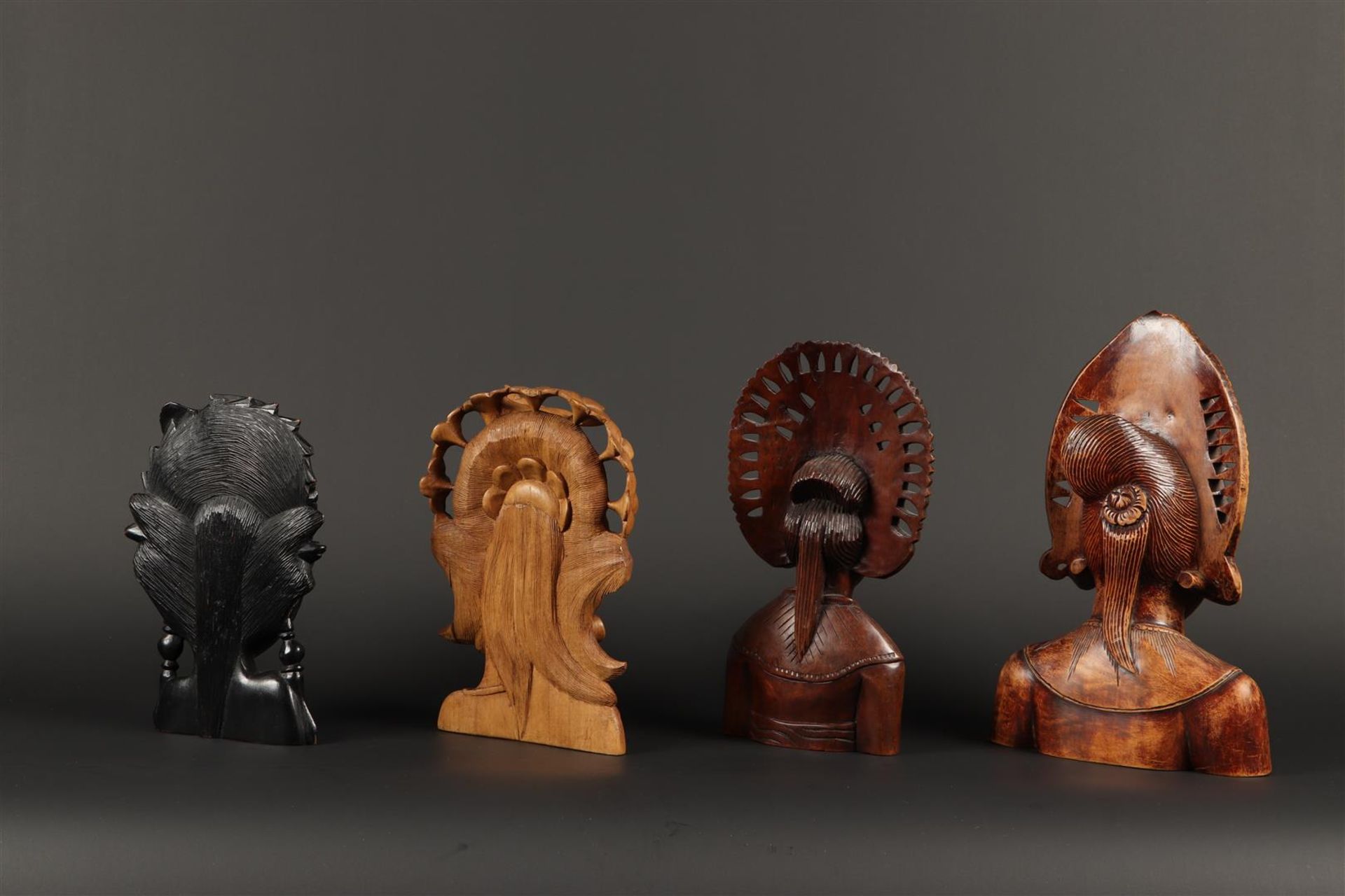 A lot of wooden busts. Bali, 20th century.
H.: 26 cm. - Bild 2 aus 2