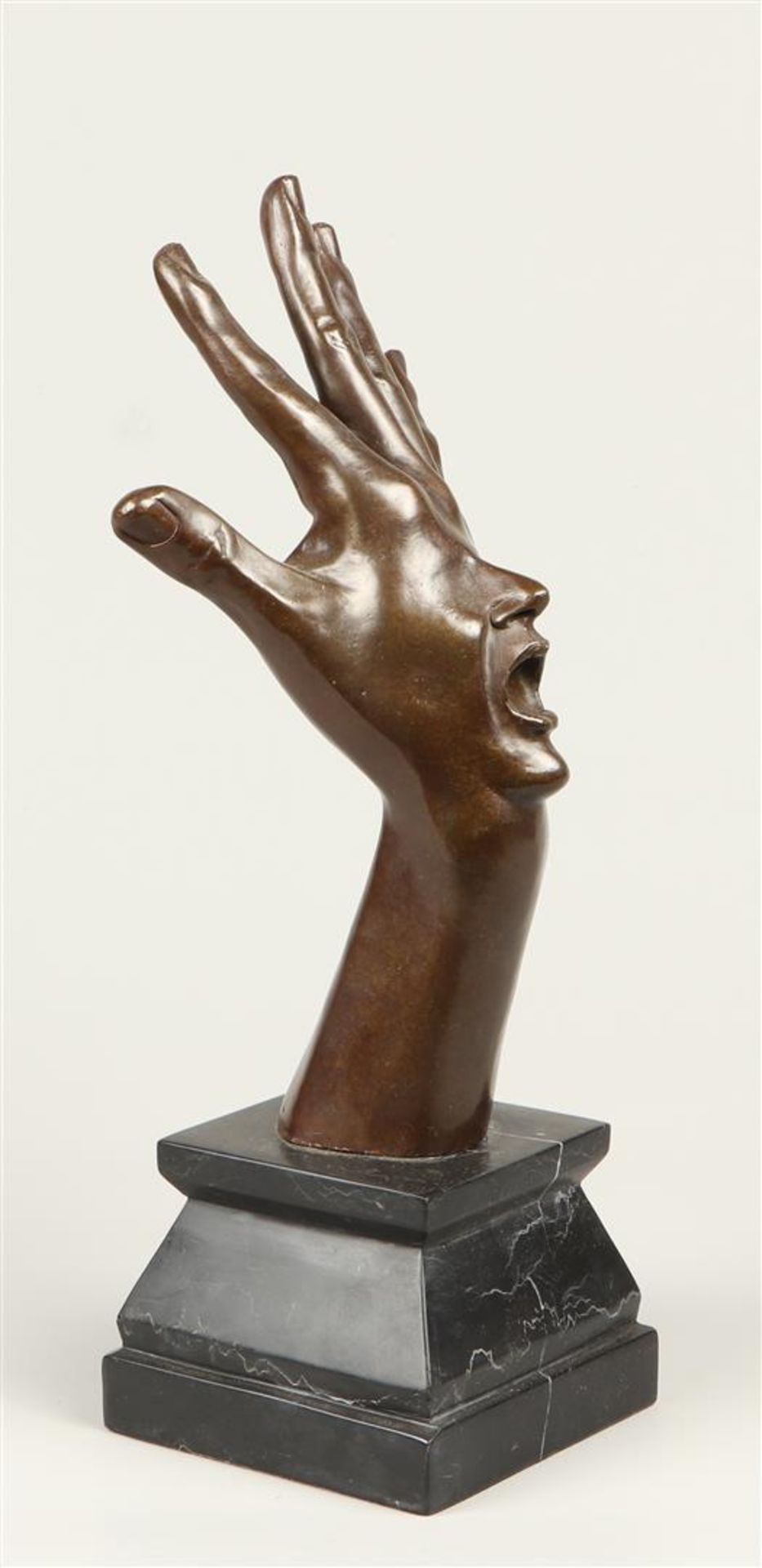 A surrealist bronze of a hand with a face. 2nd half of the  - Bild 2 aus 4