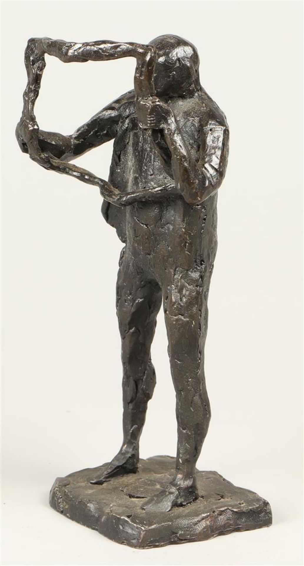 A bronze sculpture depicting a man reading the newspaper. s - Bild 2 aus 3