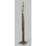 A bronze kingfisher on a wooden column. H.: 130 cm.